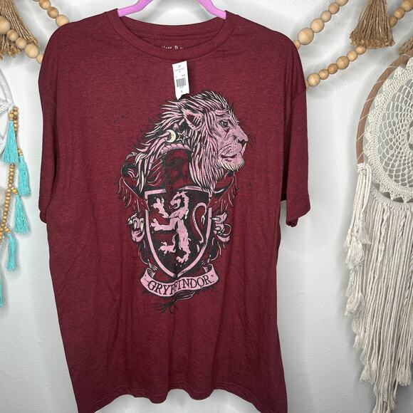 NEW Wizarding World of Harry Potter Universal Gryffindor Crest Graphic T - Picture 1 of 2